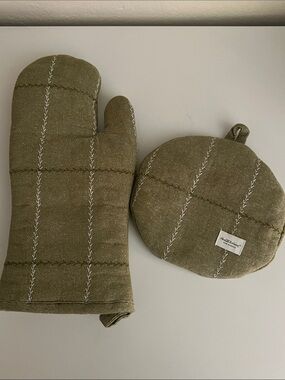 Hearth & Hand Olive Green Quilted Oven Mitt and Pot Holder Set